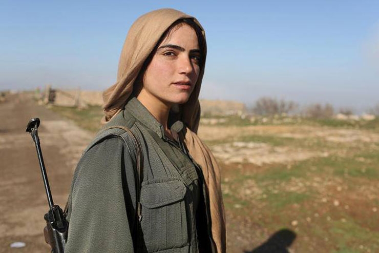 التجربة النسوية المسلحة في سوريا والعراق: بين المقاتلات الكرديات وجهاديات تنظيم الدولة الإسلامية